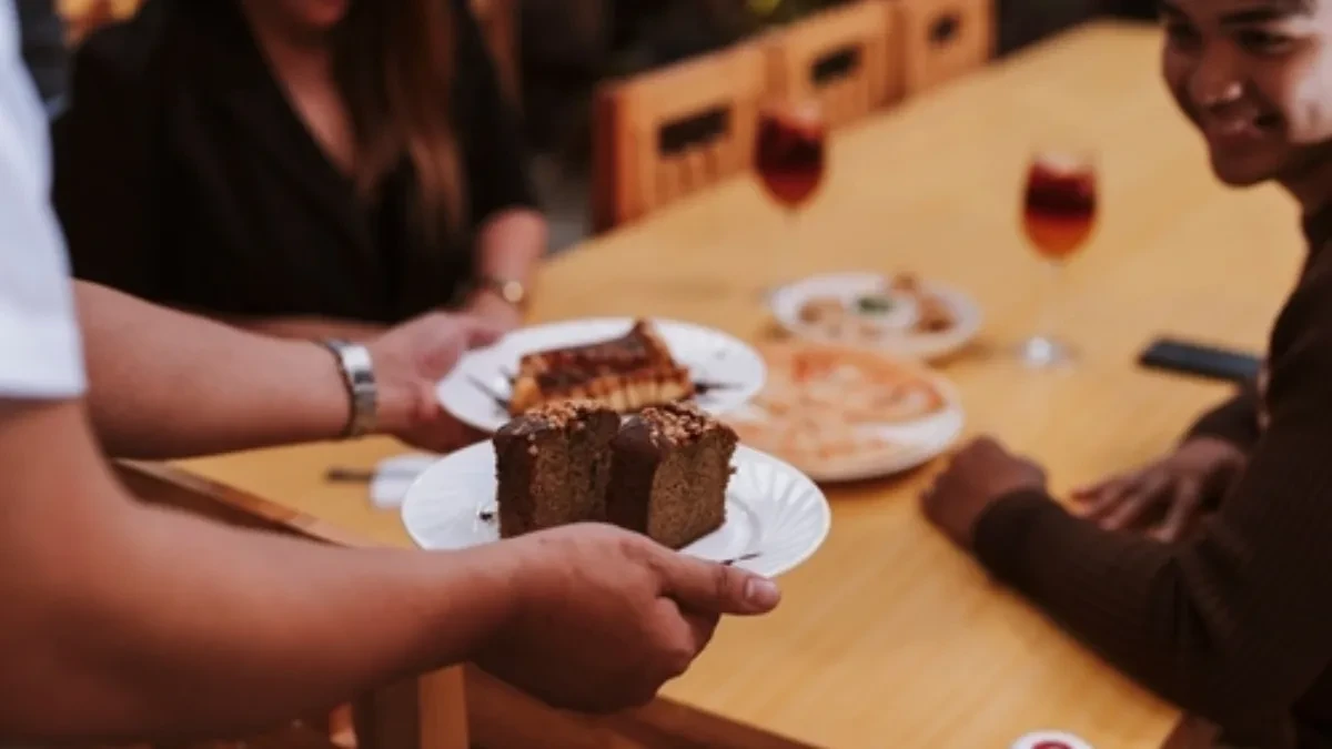 Gosti nisu ni slutili šta jedu! Poznati restoran posluživao bizaran desert, a onda stigla paprena kazna
