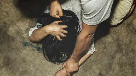 Stravično porodično nasilje: Suprugu napao u dvorištu, tukao je i ostavio da leži na ulici bez svesti