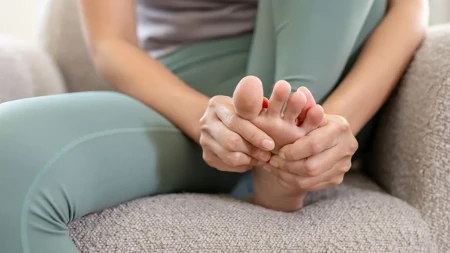 Grčevi u stopalima su bolni i neprijatni: Evo šta ih najčešće izaziva i kako da ih ublažite