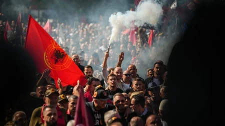 Šiptarska horda zapalila krov zgrade Euleksa! Haos zbog presuda u Hagu nastavljen i tokom noći