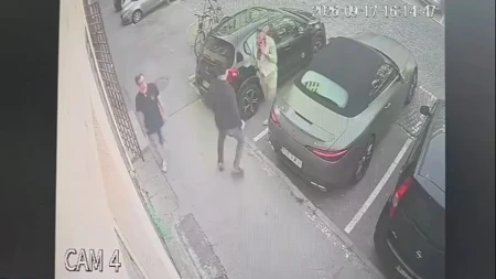 Uzenemirujuć snimak!: Čekao ga da izađe iz auta, pa mu zario nož u stomak zbog sata (VIDEO)