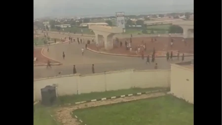 Snage bezbednosti pucaju na naoružane demonstrante, izbio je haos! Hitno proglašen policijski čas u gradu Mina