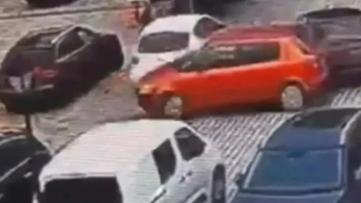 Najgore parkiranje ikada: Žena (78) krenula u rikverc, pa napravila karambol sa šest automobila!