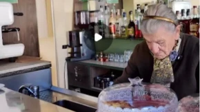 Ima 101 godinu i svakog jutra u 7 otvara svoj kafić: Ana kuva kafu već 68 godina, a evo šta kaže da je drži na nogama
