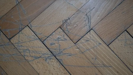 Jedan trik sa selotejpom može da sačuva parket od ogrebotina: Potrebno vam je samo nekoliko minuta