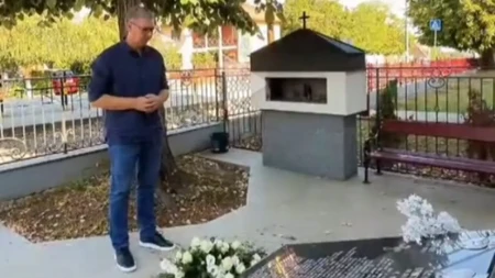 "Nemate šta da kažete, samo zaplačete" Vučić položio vence u Malom Orašju i Duboni, posetio porodice