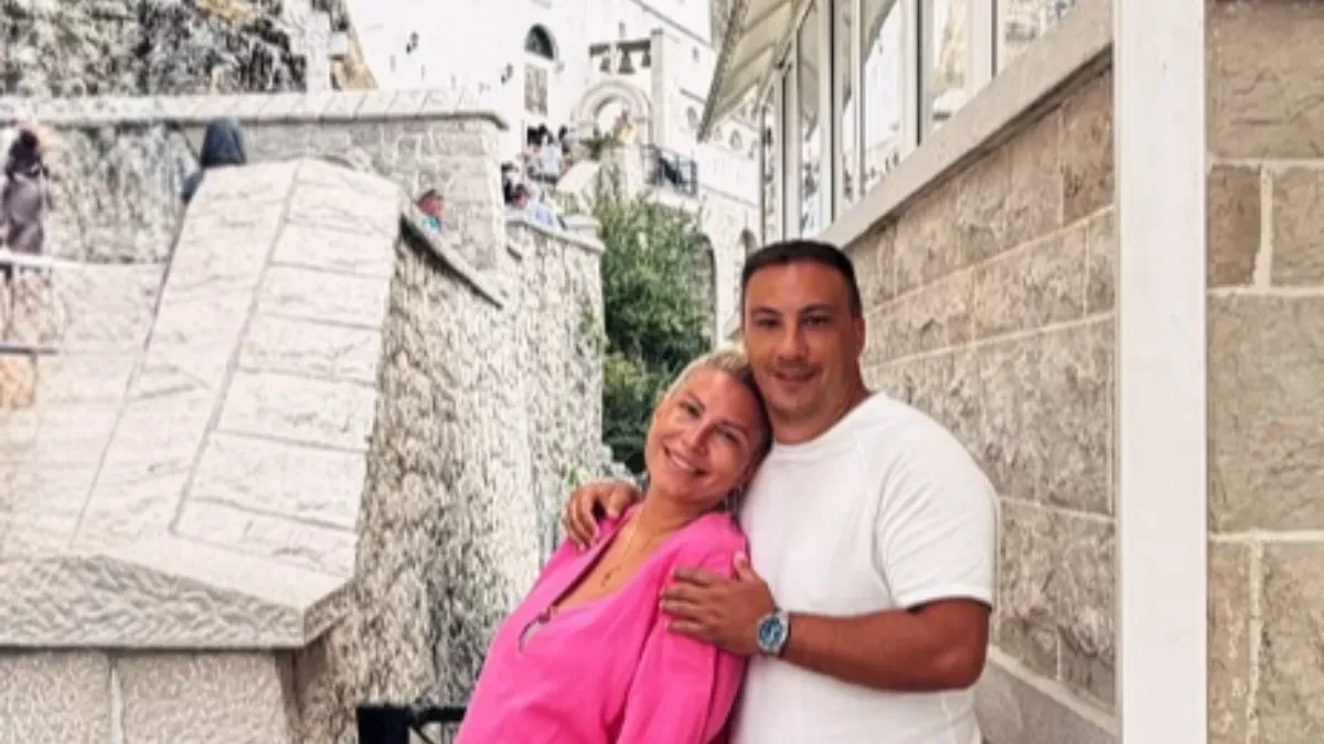 Dea Đurđević zakasnila na venčanje: Voditeljka blista u venčanici ispred Hrama, a jedan detalj svi komentarišu