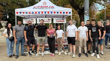 Studentski trg, preko puta Rektorata – pronađite razliku! Dva štanda, dve potpuno različite slike kampanje