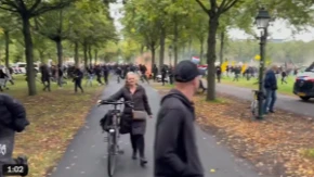 Hag gori! Demonstranti zasuli policiju bakljama i petardama, specijalci krenuli u juriš (VIDEO)