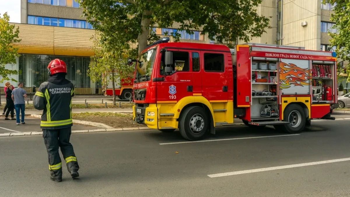 Veliki požar kod Niša guta sve pred sobom: Gore objekat i automobili, objavljen snimak drame (VIDEO)