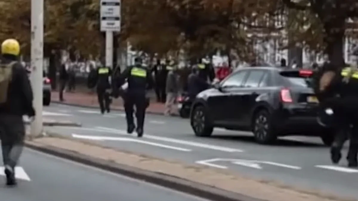 Okršaj policije i ekstremista, gorele baklje i pirotehnika: Haos i neredi u Hagu!