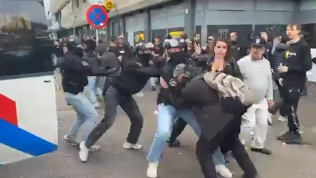 Ovako policija u Hagu rešava nasilnike na ulici: Jedni razbacani po podu, druge trpaju u kombi