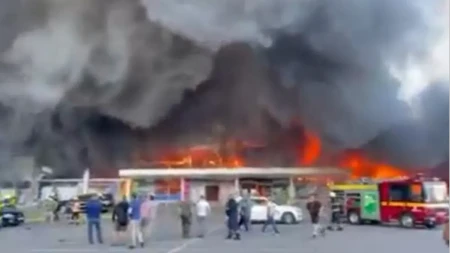 Rusi razneli tržni centar: Buknuo požar u Dnjepru, ima povređenih u brutalnom napadu!