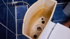 Ulijte ovo u vodokotlić i "istopiće" sav kamenac: Čisti sve bakterije, nema neprijatnih mirisa, a i štiti ga od kvarova