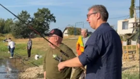 Vučić na Šalinačkom jezeru:  Izvadio sam ribolovačku dozvolu! (VIDEO)