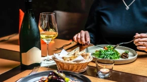 Jedete kasno uveče – navika koja može uticati na varenje i san