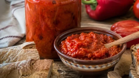 Leskovačka ljutenica: Bolja od ajvara, a pravi se od paprika i paradajza