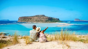 Ovo više ne liči na raj: Čuvena grčka plaža preplavljena turistima, nema igla gde da padne, a novi brodovi stalno pristižu