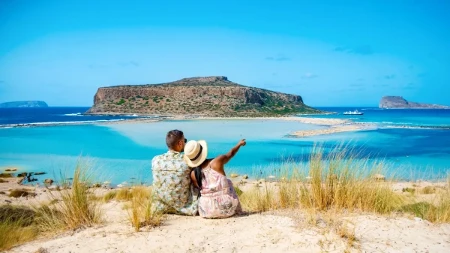 Ovo više ne liči na raj: Čuvena grčka plaža preplavljena turistima, nema igla gde da padne, a novi brodovi stalno pristižu
