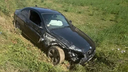 Težak udes kod Guče: Dva automobila se zakucala jedan u drugi, oba vozača prevezena u bolnicu
