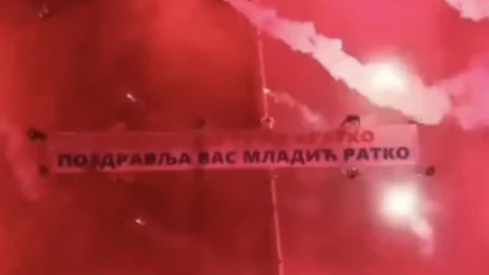 Dino Merlin otkazan, a Ratko Mladić „svratio“ u Kraljevo: Osvanuo baner sa jakom porukom