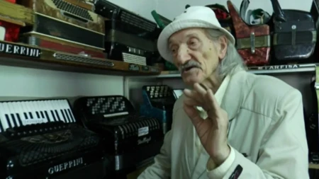Njegovu harmoniku slušale su najveće zvezde Jugoslavije: Radio sa Lepom Lukić i Anom Bekutom, a svira i u 93. godini