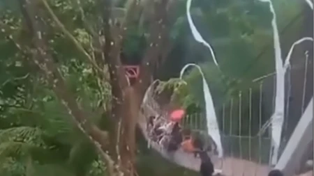 Horor na novom mostu: Sajla pukla dok je na njemu bilo 50 ljudi, nastao stampedo (VIDEO)