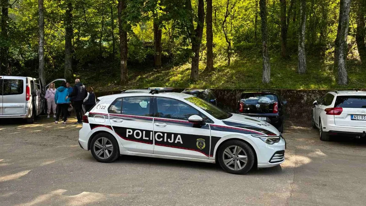 Posle tuče seo u „reno“ i pregazio muškarca: Pobegao sa mesta napada, sud ga poslao u pritvor