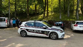 Posle tuče seo u „reno“ i pregazio muškarca: Pobegao sa mesta napada, sud ga poslao u pritvor