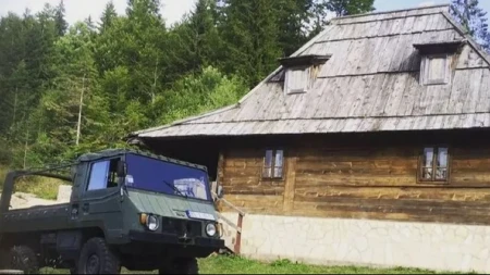 Zarađuje ogroman novac, a ima drvenu kuću! Naš proslavljeni glumac boravi na ovoj lokaciji! (FOTO)