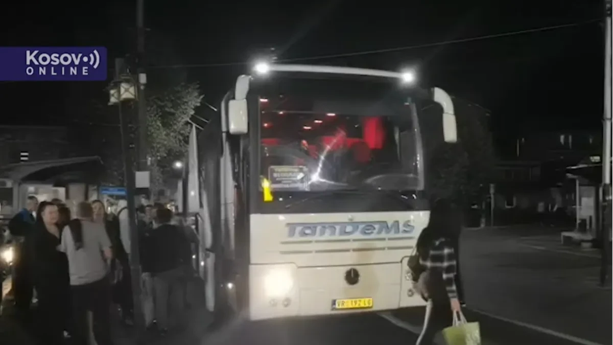 Kamenovan autobus na Kosovu! Vozio iz Beograda za Brezovicu, unutra bilo putnika