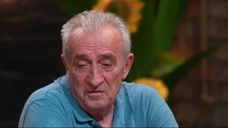 „Majka me je ostavila kao četvorogodišnjeg dečaka zbog mlade maćehe koju je otac doveo u kuću“: Srpski pevač emotivno o teškom odrastanju