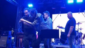 Pevača sklanjaju sa bine, ne može da stoji: Pojavio se jezivi snimak sa koncerta koji je hitno prekinut (VIDEO)