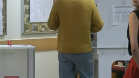 "Sada ću ti ugurati telefon u du*e!" Tuča i haos u Rusiji u toku brojanja glasova