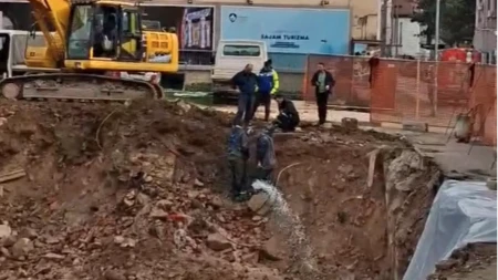 Haos u Aranđelovcu: Voda kulja iz kanalizacije, prizor je jeziv! "Širi se nesnosan smrad“ (VIDEO)