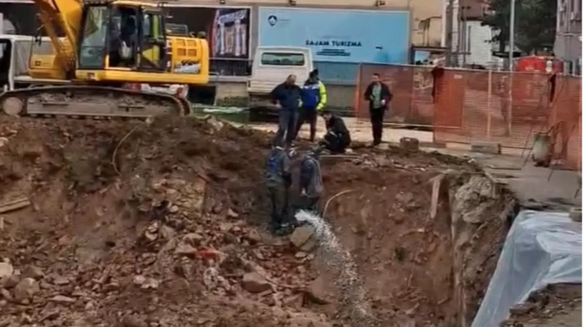 Haos u Aranđelovcu: Voda kulja iz kanalizacije, prizor je jeziv! "Širi se nesnosan smrad“ (VIDEO)