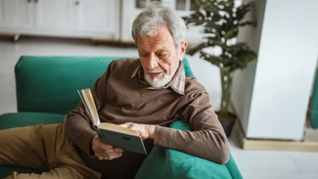 Čitanje posle 60. godine – navika koja čuva pažnju, pamćenje i mentalnu aktivnost