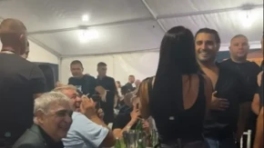 Žena našeg pevača napravila haos na njegovom nastupu: Uzela mu mikrofon, on se krstio pred svima