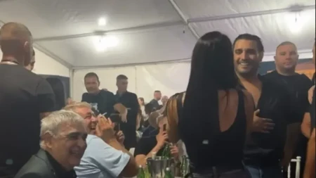 Žena našeg pevača napravila haos na njegovom nastupu: Uzela mu mikrofon, on se krstio pred svima