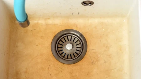 Ima da se cakli: Ova jednostavna metoda vraća sjaj sudoperi čak i kad je puna fleka i kamenca