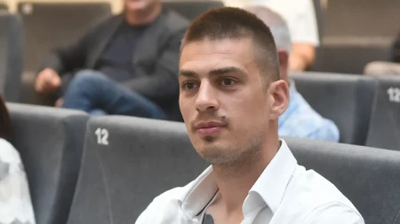 Poznata voditeljka morala je da napusti zemlju: Majku Vujadina Savića, gledali smo na malim ekranima, a nismo znali da je to ona 