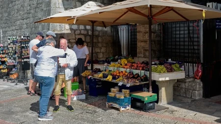Turisti pune Crnu Goru, a hrana stiže iz inostranstva - uvoz dostigao neverovatnih 11 milijardi evra