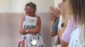 Ovako se odlazi u penziju! Đaci jednim gestom rasplakali profesorku Osme gimnazije: A zbog onoga što su uradili na kraju se i prekrstila