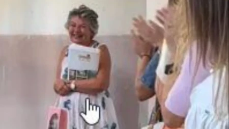 Ovako se odlazi u penziju! Đaci jednim gestom rasplakali profesorku Osme gimnazije: A zbog onoga što su uradili na kraju se i prekrstila