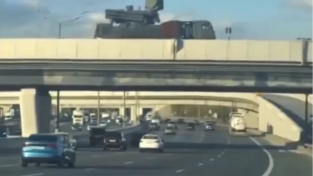 Dramatičan prizor u Moskvi: Gledajte šta su Rusi postavili iznad auto-puta