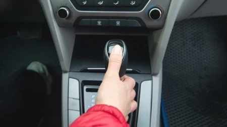 Vozači, pazite! Ako ovo uradite u vožnji, možete da uništite menjač i napravite haos