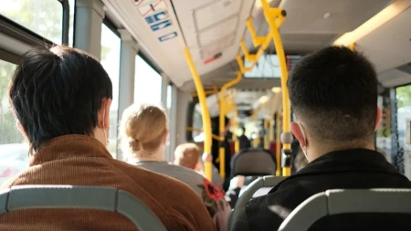 Noge na sedištu i glasna muzika mogu skupo da vas koštaju - Singapur uvodi nove kazne u autobusima