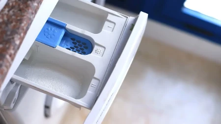 Jedna za prašak, druga za omeškivač, a treća? Većina ne zna čemu služi poslednja pregrada mašine za veš