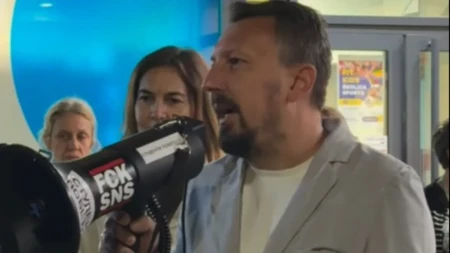 "Je*i SNS" Profesor sa "studentske" liste u borbi za "bolju" Srbiju! Uvrede, pretnje i primitivizam (VIDEO)