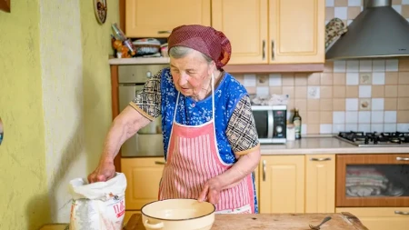 Baka Nada radi nešto zbog čega joj i vrhunski kuvari skidaju kapu: Kupus za sarmu samo ovako priprema - trik koji menja ukus jela